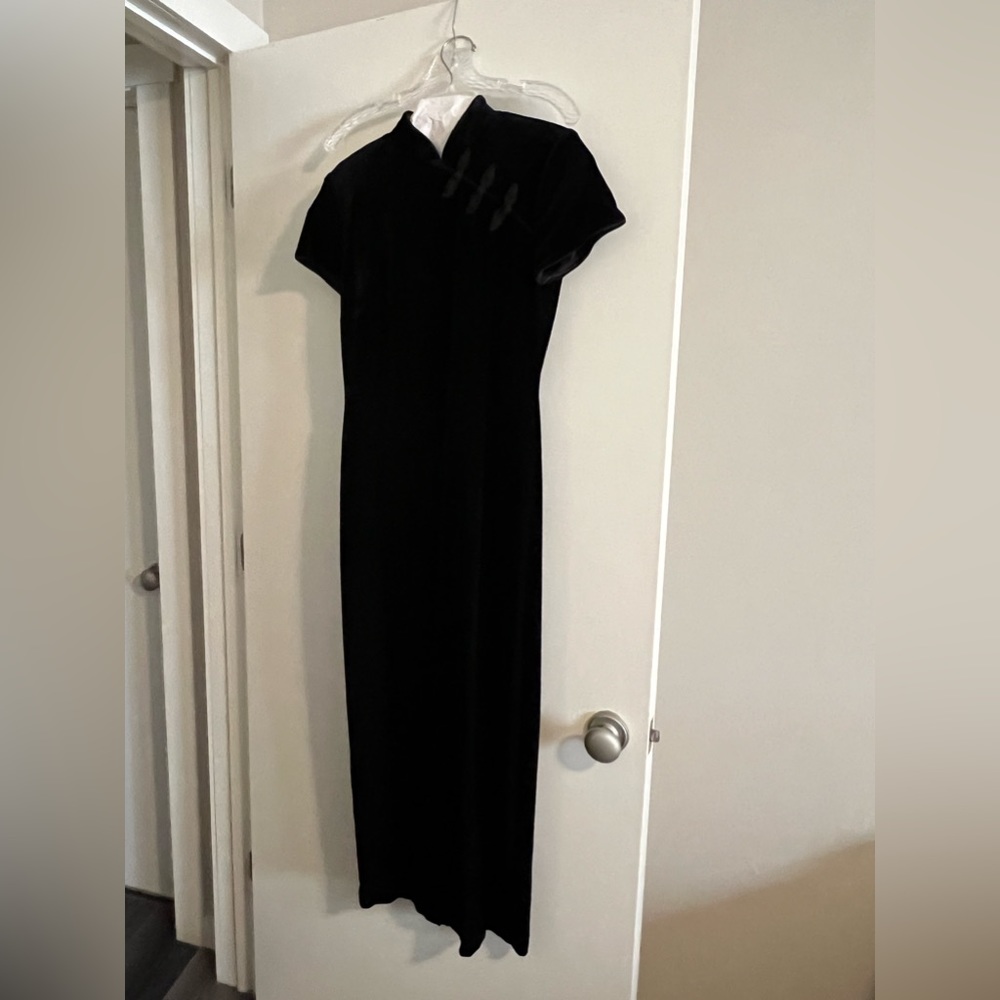 Black velvet cocktail dress, size 4.  Like new.
